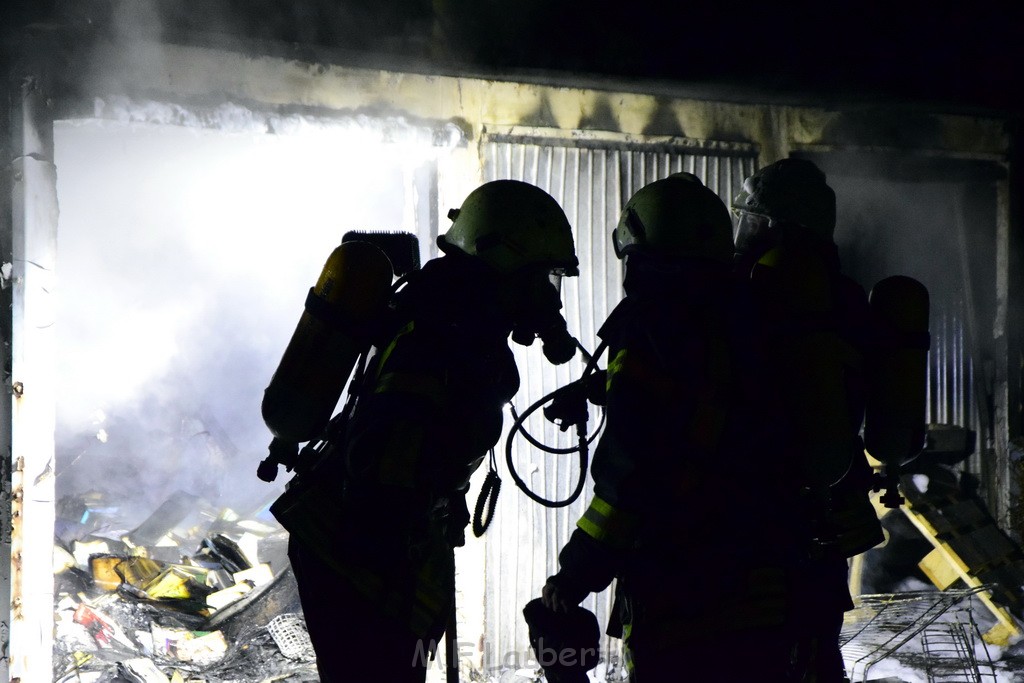 Feuer Hinterhof Garagen Koeln Hoehenberg Olpenerstr P081.JPG - Miklos Laubert